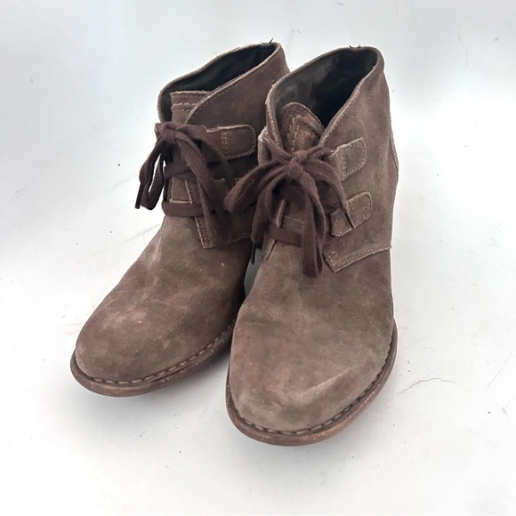 CLARKS ARTISAN  Carleta Lyon Khaki Suede Lace-up Heel Bootie Size 7.5 - Picture 3 of 10